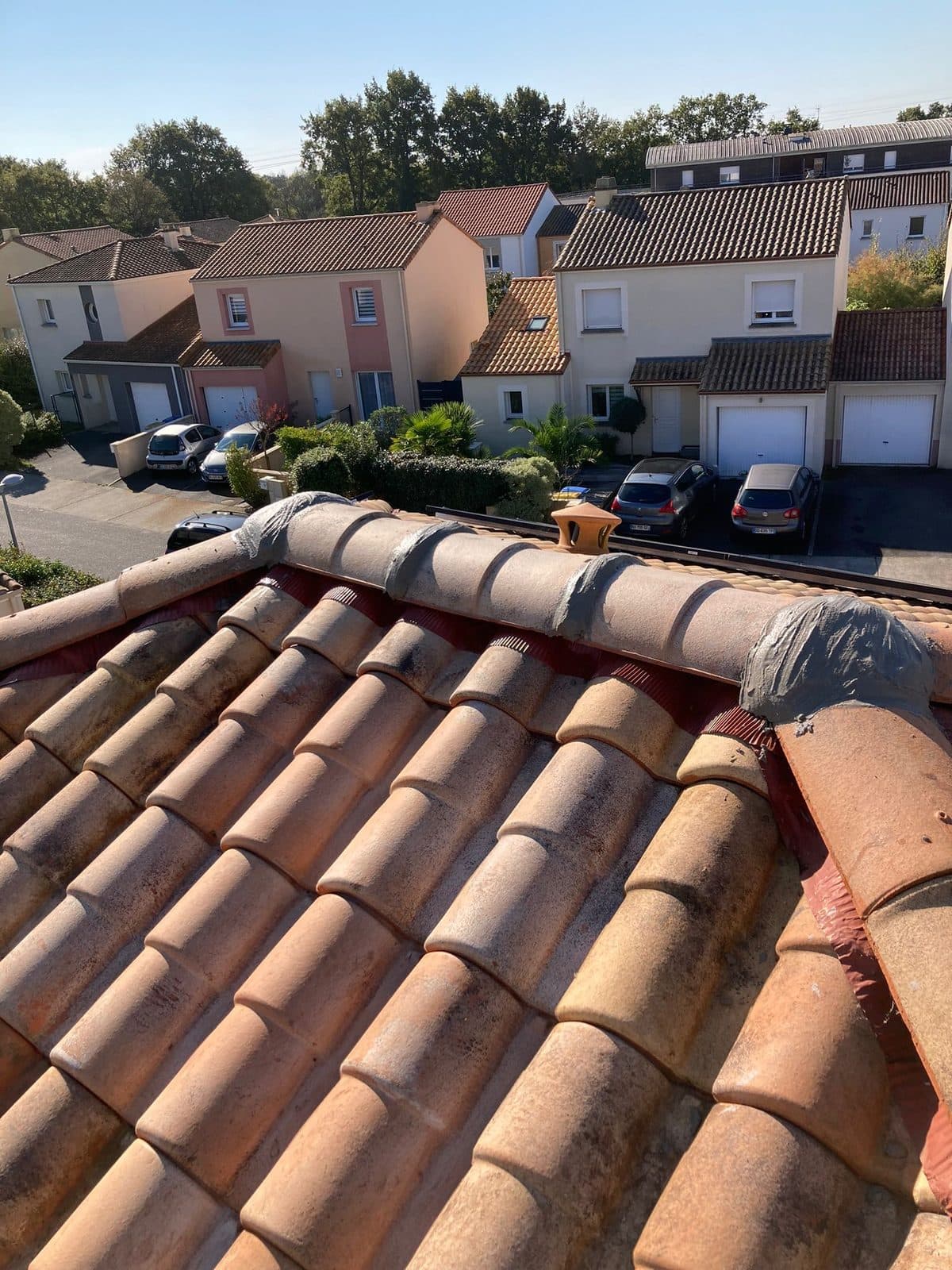 Faîtage en cours de pose